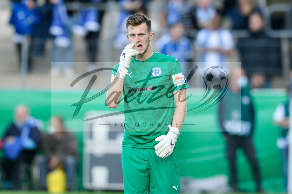 LOTKSC20210809_266 | Fussball, Herren: Torwart Jhonny Peitzmeier (Sportfreunde Lotte) schaut beim Spiel der 1. Runde im DFB-Pokal zwischen SF Lotte und Karlsruher SC im Stadion am Lotter Kreuz am 09.08.2021 in Lotte, Deutschland.DFB / DFL REGULATIONS PROHIBIT ANY USE OF PHOTOGRAPHS AS IMAGE SEQUENCES AND/OR QUASI-VIDEO. - Realisiert mit Pictrs.com