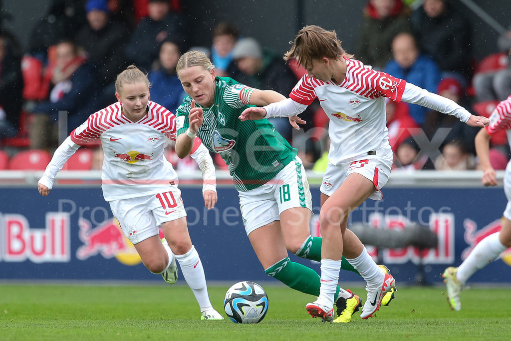 Fussball, Google Pixel Frauen-Bundesliga, RB Leipzig - SV Werder Bremen | v.li.: Lina Hausicke (SV Werder Bremen, 18) und Marlene Müller (RB Leipzig, 27) im Zweikampf, Duell, Dynamik, Aktion, Action, Spielszene, DIE DFB-RICHTLINIEN UNTERSAGEN JEGLICHE NUTZUNG VON FOTOS ALS SEQUENZBILDER UND/ODER VIDEOÄHNLICHE FOTOSTRECKEN. DFB REGULATIONS PROHIBIT ANY USE OF PHOTOGRAPHS AS IMAGE SEQUENCES AND/OR QUASI-VIDEO.