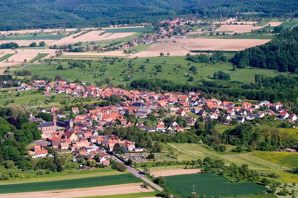 Luftbild: Ortsansicht von Südosten in Frœschwiller im Bundesland Bas-Rhin in Frankreich. – Foto: IMG_10827.jpg vom 12.05.2008 durch Werner Riehm/FLY-FOTO.de – Auflösung des Originals: 3187 x 2126 px