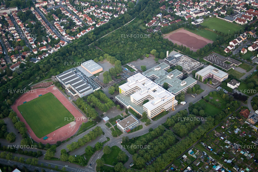 Kar-Hoffmann Schule | Luftbild: Kar-Hoffmann Schule im Ortsteil Neuhausen in Worms im Bundesland Rheinland-Pfalz in Deutschland. Foto: IMG_091168.jpg vom 07.07.2016 durch Werner Riehm/FLY-FOTO.de - Realisiert mit Pictrs.com