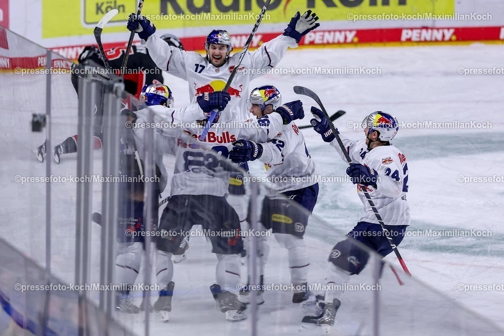 KEC28012501070 | 28.01.2025, Eishockey, DEL, Kölner Haie - EHC Red Bull München, Spieltag 41, Lanxess-Arena Köln: Torjubel nach dem 3:2 durch Chris DeSousa (EHC München #82) nur 0.2 Sekunden vor Abpfiff. Die Mannschaft steht jubelnd auf dem Eis und feiert den Sieg
