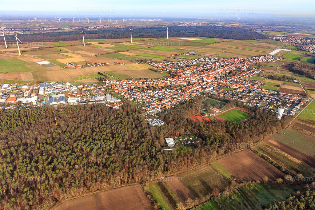 Luftbild: Ortsansicht von Südwesten in Hatzenbühl im Bundesland Rheinland-Pfalz in Deutschland. Foto: IMG_145100.jpg vom 04.01.2025 durch Werner Riehm/FLY-FOTO.de