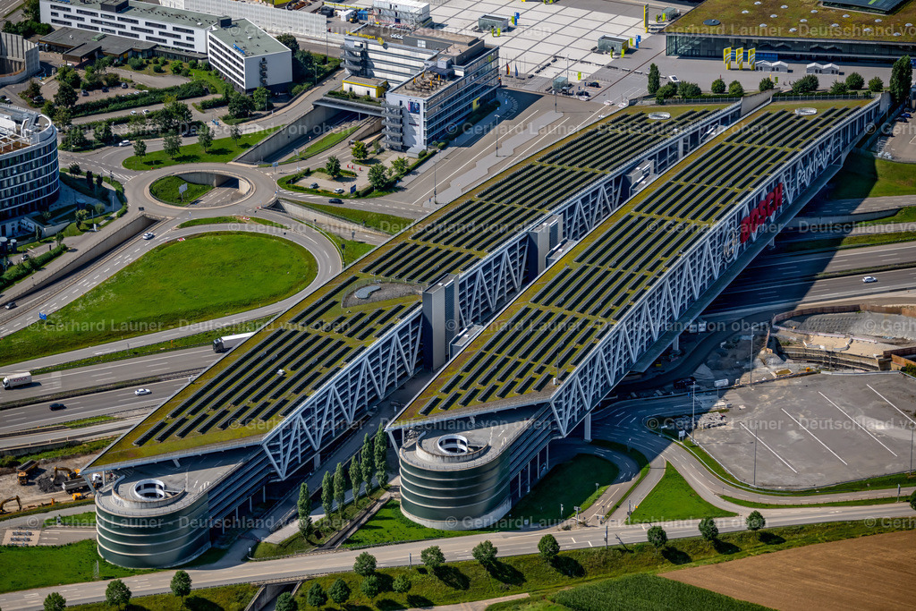 4047185 | STUTTGART 11.08.2021 Parkdeck auf dem Gebäude des Bosch Parkhauses der Messe Stuttgart über der Bundesautobahn A 8 im Ortsteil Plieningen in Stuttgart im Bundesland Baden-Württemberg. // Parking deck on the building of the Bosch car park in the district Plieningen in Stuttgart in the state Baden-Wuerttemberg. Foto: Gerhard Launer