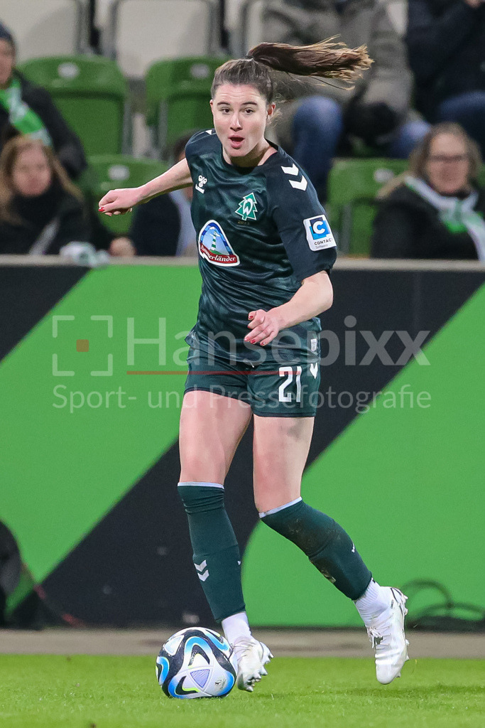 Fussball, Google Pixel Frauen-Bundesliga, VfL Wolfsburg - SV Werder Bremen | v.li.: Chiara Hahn (SV Werder Bremen, 21) am Ball, Freisteller, Einzelbild, Ganzkörper, Aktion, Action, Spielszene, DIE DFB-RICHTLINIEN UNTERSAGEN JEGLICHE NUTZUNG VON FOTOS ALS SEQUENZBILDER UND/ODER VIDEOÄHNLICHE FOTOSTRECKEN. DFB REGULATIONS PROHIBIT ANY USE OF PHOTOGRAPHS AS IMAGE SEQUENCES AND/OR QUASI-VIDEO.
