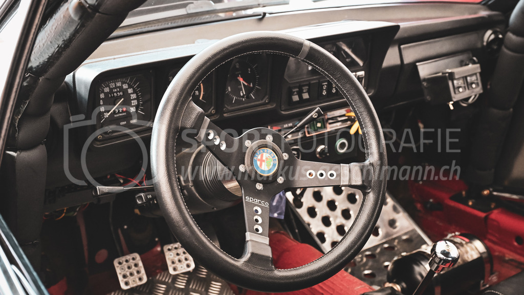 19. Arosa ClassicCar 2023 - 3. September 2023 | 19. Arosa ClassicCar 2023
Arosa, Schweiz
Cockpit eines Alfa Romeos.
@arosaclassiccar, @arosa.official, #arosaclassiccar, #arosa, #76curves, #classiccar
Bild: Sportfotografie Markus Aeschimann | www.markus-aeschimann.ch - Realisiert mit Pictrs.com