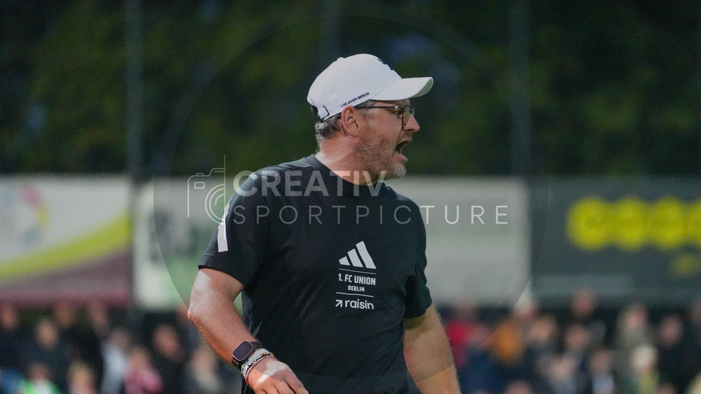 Fußball, Herren, Saison 2025/2026, Testspiel, Freundschaftsspiel, FSV 63 Luckenwalde vs. 1.FC Union Berlin, Mittwoch 08.10.2025, Werner-Seelenbinder-Stadion Luckenwalde, | Fußball, Herren, Saison 2025/2026, Testspiel, Freundschaftsspiel, FSV 63 Luckenwalde vs. 1.FC Union Berlin, Mittwoch 08.10.2025, Werner-Seelenbinder-Stadion Luckenwalde, Im Bild: Steffen Baumgart (Trainer 1.FC Union Berlin) - Realisiert mit Pictrs.com