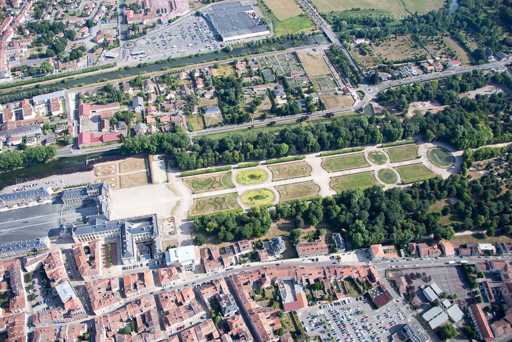 Aerial view: View of the town in Lunéville in the state Meurthe et Moselle, France. – Photo: IMG_083172.jpg taken on 07/11/2015 by Werner Riehm/FLY-FOTO.com – Resolution of the original: 5472 x 3648 px