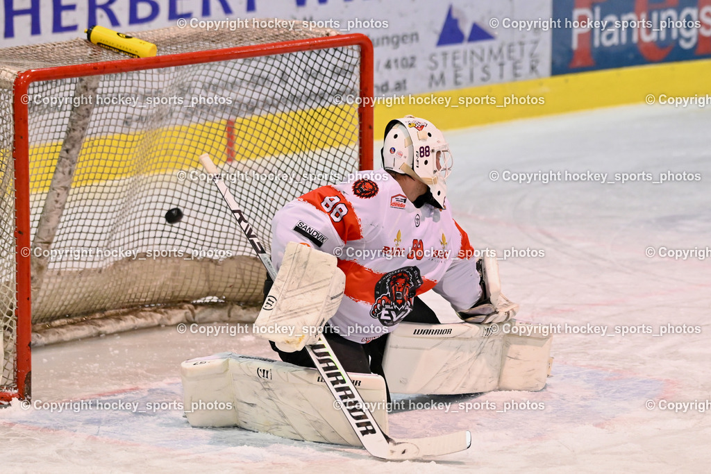 ESC SPARKASSE STEINDORF vs. EV ZELTWEG MURTAL LIONS | Tor ESC Steindorf, #88 Mocher Paul EV ZELTWEG MURTAL LIONS, ESC SPARKASSE STEINDORF vs. EV ZELTWEG MURTAL LIONS, ESC SPARKASSE STEINDORF vs. EV ZELTWEG MURTAL LIONS am 27.12.2025 in Steindorf (Ossiachersee Halle), Austria, (Photo by Bernd Stefan)