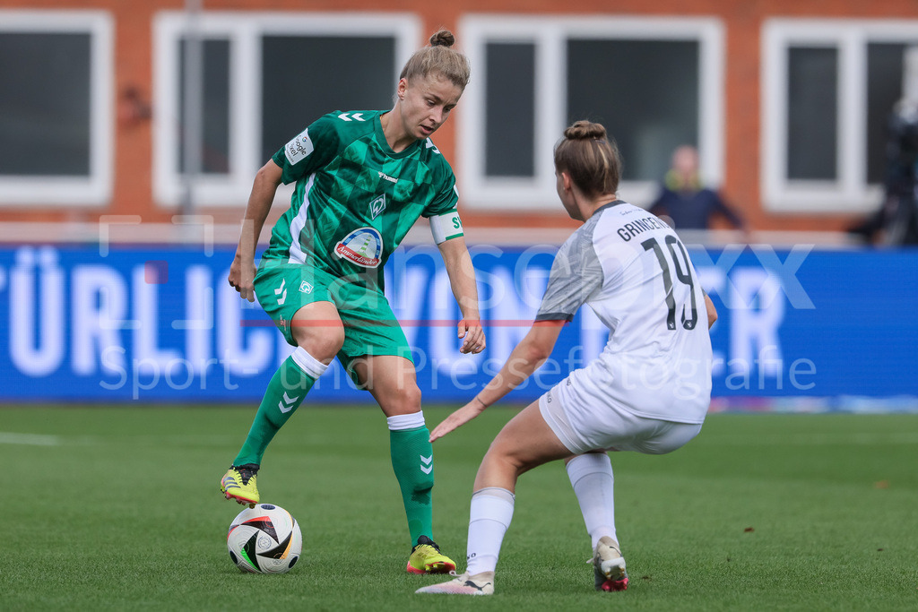 Fussball, Google Pixel Frauen-Bundesliga, SV Werder Bremen - 1. FFC Turbine Potsdam | v.li.: Michelle Ulbrich (SV Werder Bremen, 5) und Alisa Grincenco (1. FFC Turbine Potsdam, 19) im Zweikampf, Duell, Dynamik, Aktion, Action, Spielszene