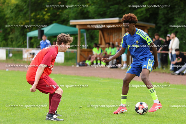 Fußball I Junioren I Kreispokal Lübeck I Finale I JSG Concordia Lübeck - TSV Siems I 09.06.2025.186 | v.l. René Roßteutscher (8, TSV Siems), Kaleab Begna (17, JSG Concordia Lübeck) - Realisiert mit Pictrs.com