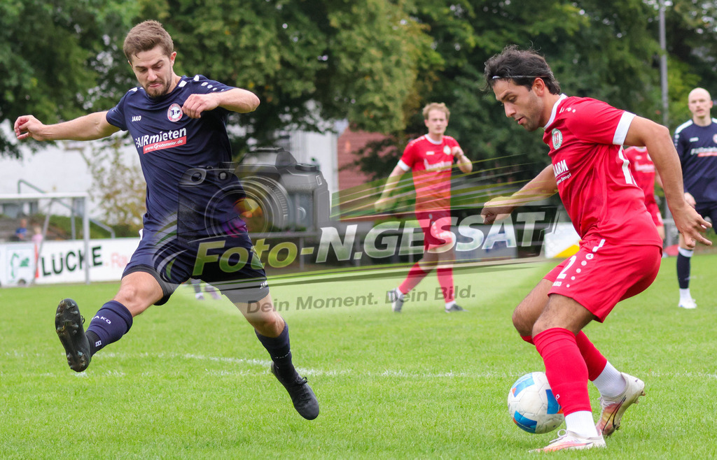 Bünder SV - VfL Holsen | Auf dem Bild zu sehen: rot Bünder SV: Batuhan Kaymak ; blau VfL Holsen: Roman Adler Bünder SV, VfL Holsen, Saison 26/27, Kreisliga A, Bünde, Deutschland - Realisiert mit Pictrs.com