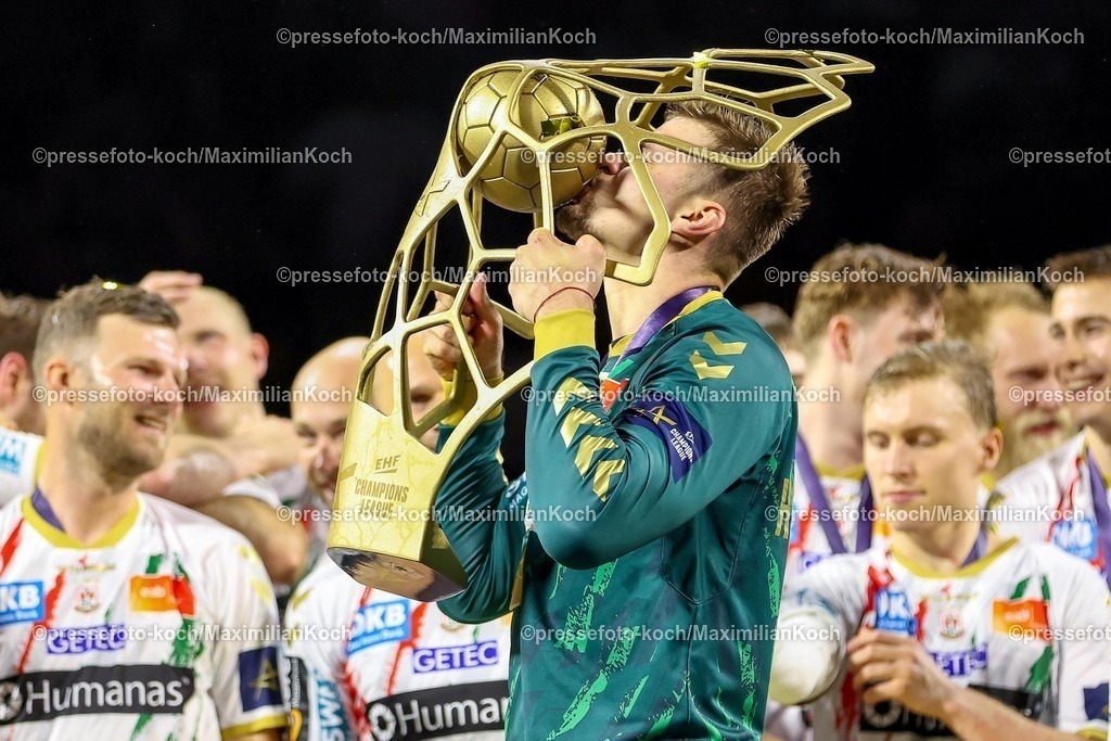 KoeEHF15062502095 | 15.06.2025, Handball, Finale TruckScout24 EHF FINAL4, LANXESS arena Köln, Füchse Berlin - SC Magdeburg: SC Magdeburg ist Champions League Sieger - Siegerehrung Ehrung Pokalübergabe nach dem Spiel. Die Mannschaft feiert den SIeg. Torhüter Sergey Hernandez (Magdeburg #01) 