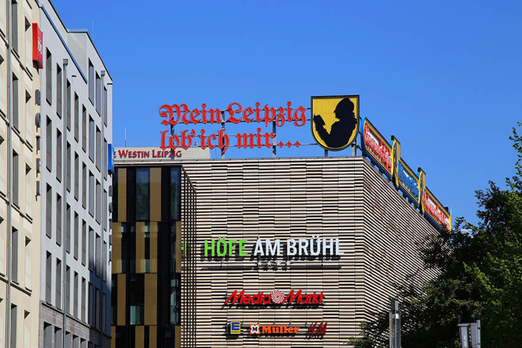 Foto: Leipzig - Leuchtreklame - Mein Leipzig lob ich mir auf dem Dach der Höfe am Brühl | Das Team hinter BILDLEXIKON LEIPZIG bündelt historische wie aktuelle Informationen über die Stadt Leipzig in Text und Bild auf einer Plattform und stellt diese der interessierten Öffentlichkeit zur Verfügung.
