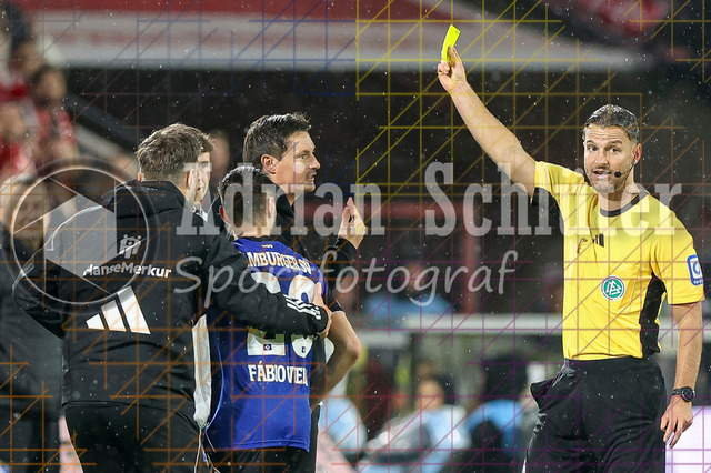 1. FC Köln vs Hamburger SV - 1. Bundesliga  | Köln, Deutschland, 02.11.25:   Trainer Merlin Polzin (Hamburger SV) erhaelt die gelbe Karte von Schiedsrichter Daniel Schlager waehrend des Spiels der Bundesliga zwischen  1. FC Köln vs Hamburger SV in der RheinEnergieStadion(Foto von Brauer-Fotoagentur / Adrian Schlueter)