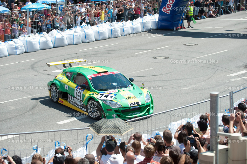 _DSC6894 | Sebastian Vettel beim spektakulären „Home Run“ in Heppenheim: Der Formel-1-Weltmeister fährt im Red-Bull-Rennwagen über die zur Rennstrecke umfunktionierte B3 in seiner Heimatstadt. Tausende Fans feiern ihren Lokalhelden.