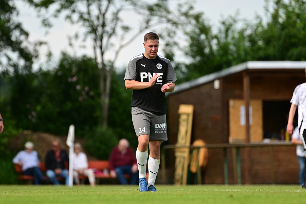 Fußball I Herren I Saison 2024-2025 I Bezirksliga I 34. Spieltag I VSV Hedendorf-Neukloster - FC Cuxhaven | Der Sportfotograf. - Realisiert mit Pictrs.com