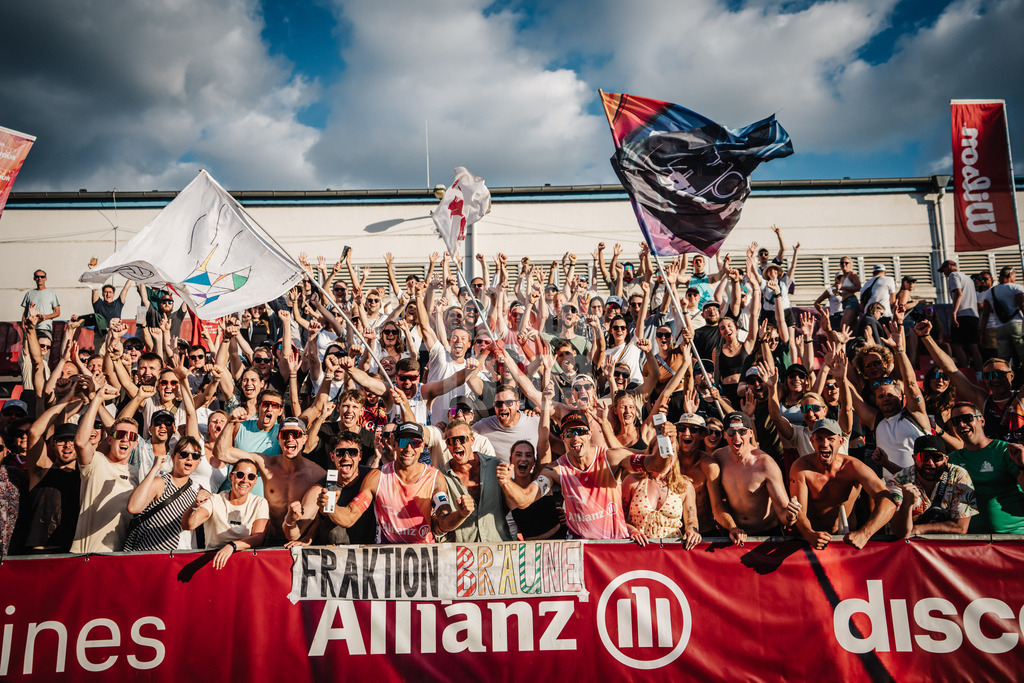 Beachvolleyball | Männer | Allianz German Beach Tour 2025 | Tourstop Berlin | 17.08.2025 | Siegerfoto mit den Fans, in der Mitte mit den Pokalen v.l. Alexander Horst und Moritz Pristauz