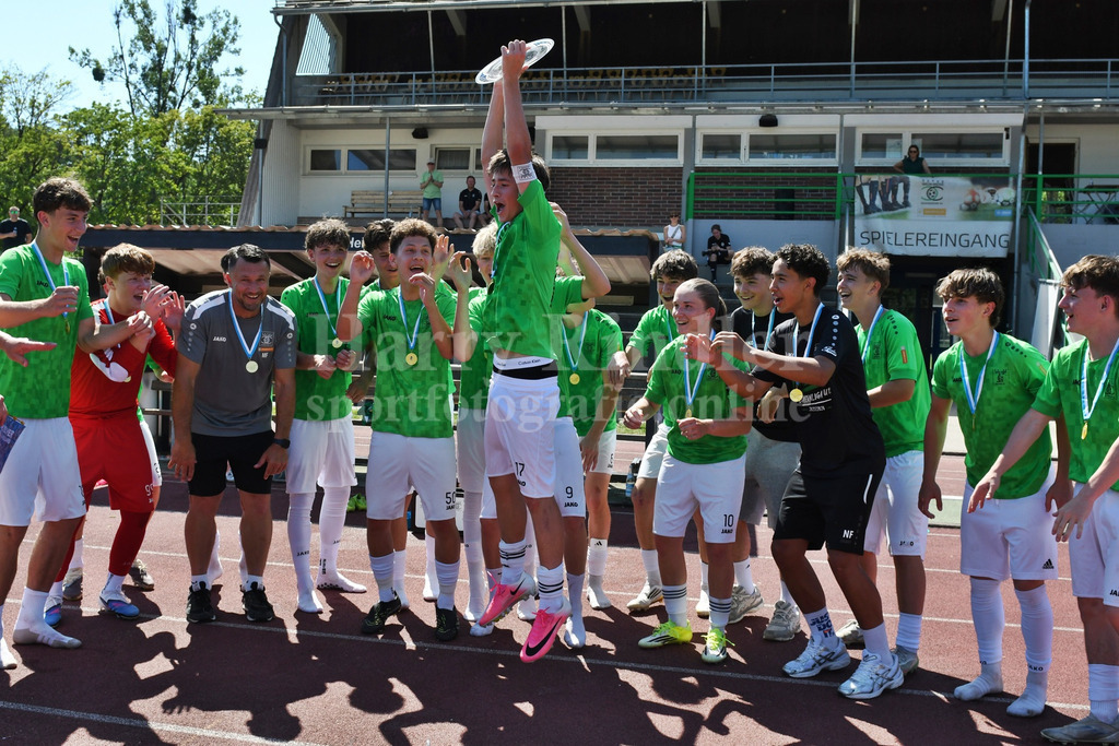 Bayernliga Meister SpVgg GW Deggendorf C-Junioren | Jubelbilder SpVgg GW Deggendorf C-Junioren U15 - Realisiert mit Pictrs.com