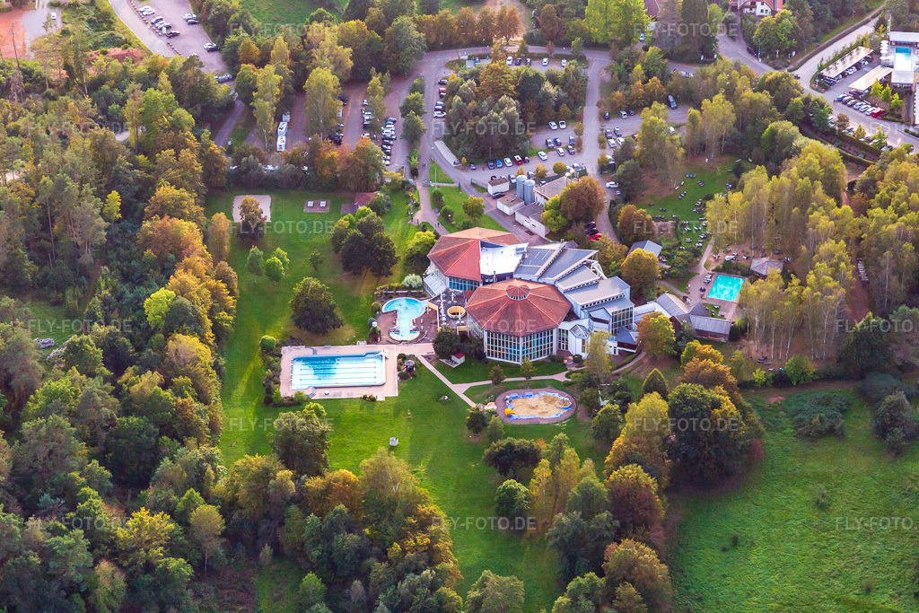 Luftbild: Felsland Badeparadies in Dahn im Bundesland Rheinland-Pfalz in Deutschland. Foto: IMG_139040.jpg vom 30.09.2023 durch Werner Riehm/FLY-FOTO.deFelsland Badeparadies und Saunawelt Dahn | Eintauchen und Wohlfühlen