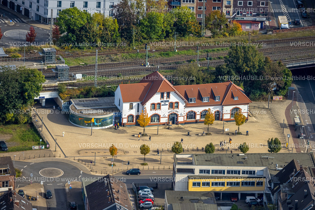 Moers241013010 | Luftbild, Bahnhof Moers Hbf, Deutsche Bahn AG, Bahnhofsgebäude mit Vorplatz, Moers, Moers, Ruhrgebiet, Nordrhein-Westfalen, Deutschland