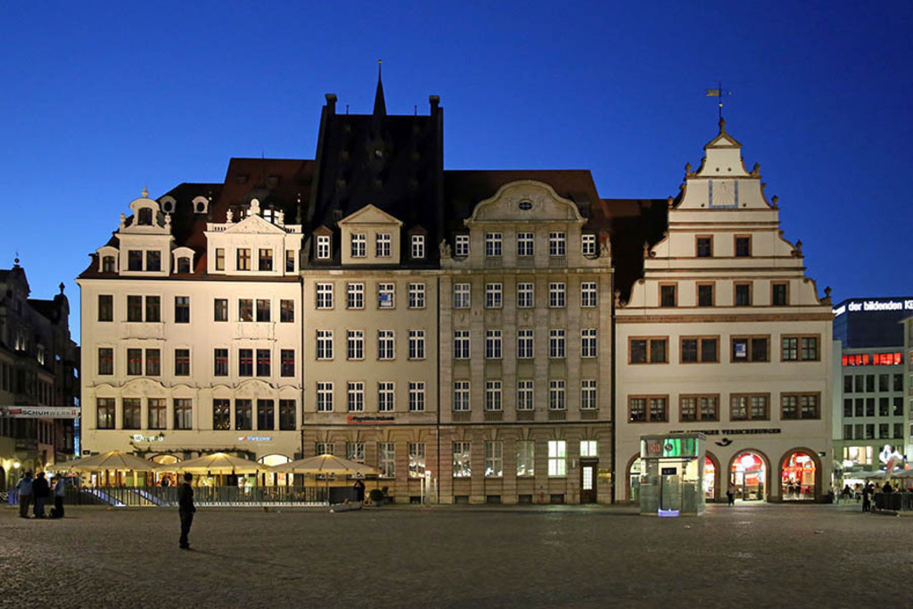 Foto: Leipzig - Alte Waage - Bürgerhäuser bei Nacht | Das Team hinter BILDLEXIKON LEIPZIG bündelt historische wie aktuelle Informationen über die Stadt Leipzig in Text und Bild auf einer Plattform und stellt diese der interessierten Öffentlichkeit zur Verfügung.