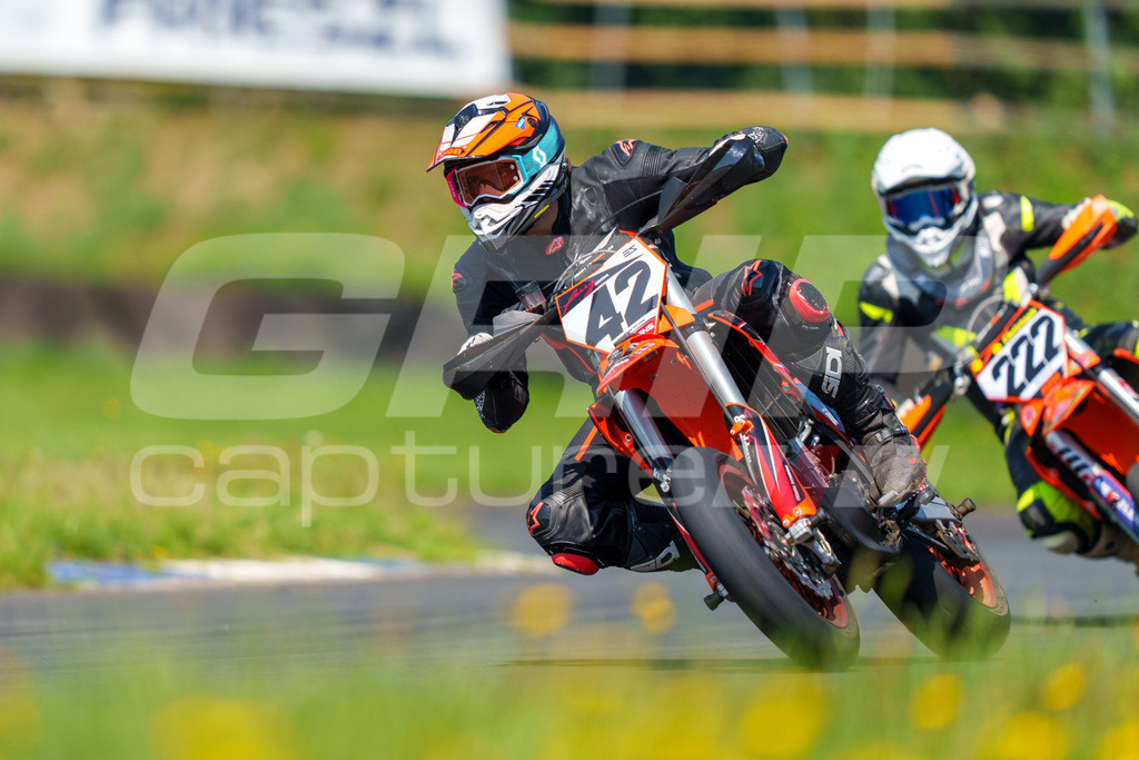 G-Cup + Supermoto Staatsmeisterschaft + Hungarian Supermoto Championship | GRIPcapture steht für authentische Sportfotografie in Österreich – für Momente, die mehr sind als Geschwindigkeit oder Ergebnis. Es geht um Emotion, Spannung, Fokus und den Augenblick, der oft nur einen Wimpernschlag dauert.Ob Motorsport, Teamsport oder 