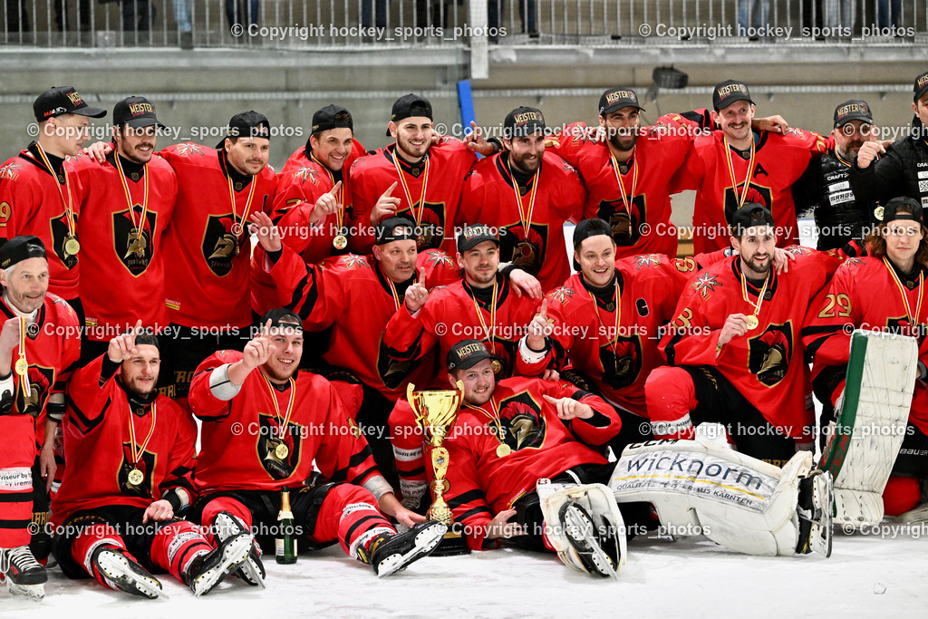 Lendhafen Seelöwen vs. Spartans Althofen | Meisterfoto Spartans Althofen 2024/25, Siegerehrung, Meisterfeier, Lendhafen Seelöwen vs. Spartans Althofen, Lendhafen Seelöwen vs. Spartans Althofen am 14.02.2025 in Ferlach (HTC Eishalle Ferlach), Austria, (Photo by Bernd Stefan)