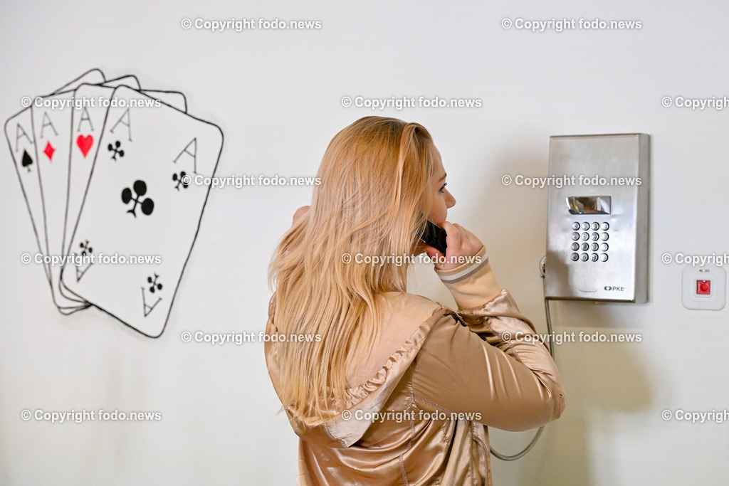 Justizanstalt Linz_ 29.04.2024_-39 | 29.04.2024, Linz, AUT, Justizanstalt, Justizwache, im Bild Haeftling, Insassin beim telefonieren nach draussen