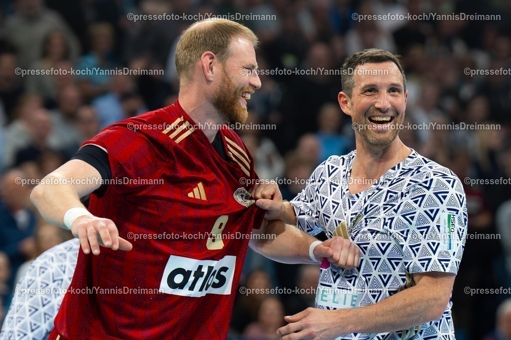 xydr10042502012 | 10.04.2025, xydrx, Handball, Abschiedsspiel Johannes Bitter und Pascal Hens, Team Jogi - Team Pommes, Barclays Arena Hamburg: Manuel Spaeth (Team Jogi #9) im Zweikampf gegen Torsten Jansen (Team Pommes #5)