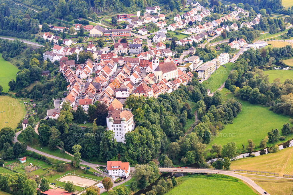 Luftbild: Schloss Mühlheim (Hinteres Schloss) sowie Kirche St. Maria Magdalena in Mühlheim an der Donau im Bundesland Baden-Württemberg in Deutschland.Foto: IMG_102718.jpg vom 25.08.2017 durch Werner Riehm/FLY-FOTO.de– Mühlheim an der DonauWWW.SE-DONAU-HEUBERG.DE