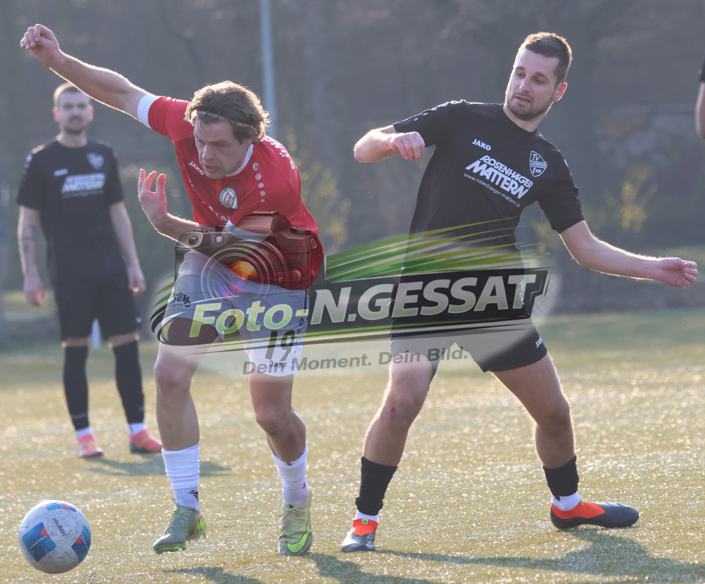 Bünder SV - TV Elverdissen | Auf dem Bild zu sehen: rot Bünder SV: Mirco Henseler ; schwarz TV Elverdissen: Raphael Meier Bünder SV, TV Elverdissen, Saison 25/26, Kreisliga A, Deutschland - Realisiert mit Pictrs.com