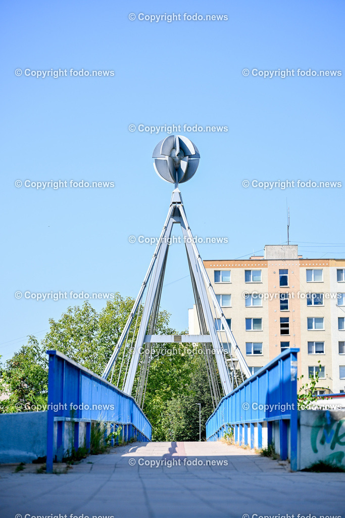 Slowakei_ Trenciansky kraj_ Povazska Bystrica_ 26.08.2024-55 | 26.08.2024, Slowakei, SVK, Trenciansky kraj, Povazska Bystrica, im Bild Stadt in der Nordwestslowakei, Stadtansichten, Gebaeude, Architektur, Turm, Bruecke, Bahnhof, Zentrum, Prior, Kaufhaus, Park, Strassen, Haeuser, Infrastruktur, kommunistische Symbolik, Denkmaeler, Kultur