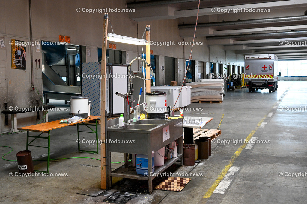 PVZ_ Postverteilerzentrum Linz_ Asylunterkunft_ 21.03.2023-42 | 21.03.20123, Postcity, PVZ, AUT, Postverteilerzentrum Linz, Asylunterkunft, im Bild Rotes Kreuz, Asylunterkunft wird geraeumt, Lager, Schlafstelle, Halle
