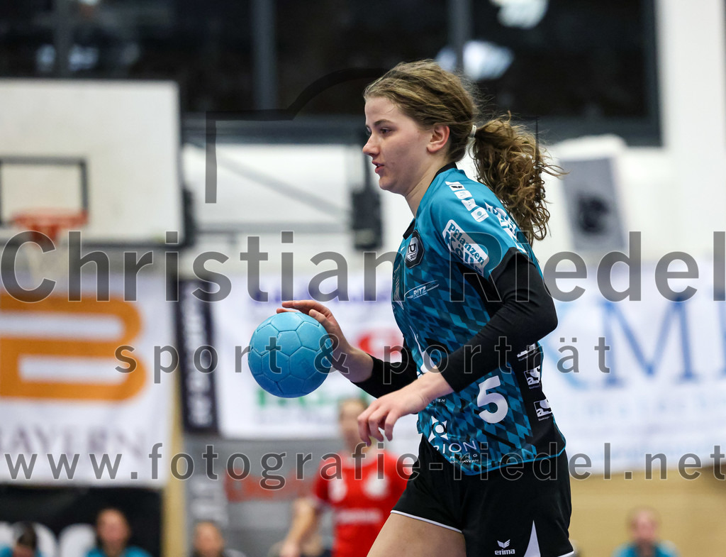 2022-11-27_116_SV_Anzing_gegen_HT_Muenchen_II | Anzing, Deutschland, 27.11.2022:
Handball, Bezirksliga 2022 / 2023, 7. Spieltag, SV Anzing gegen HT München II, Endergebnis: 28:32

Paulina Ledermann (HT München, #5)

Foto: Christian Riedel / fotografie-riedel.net