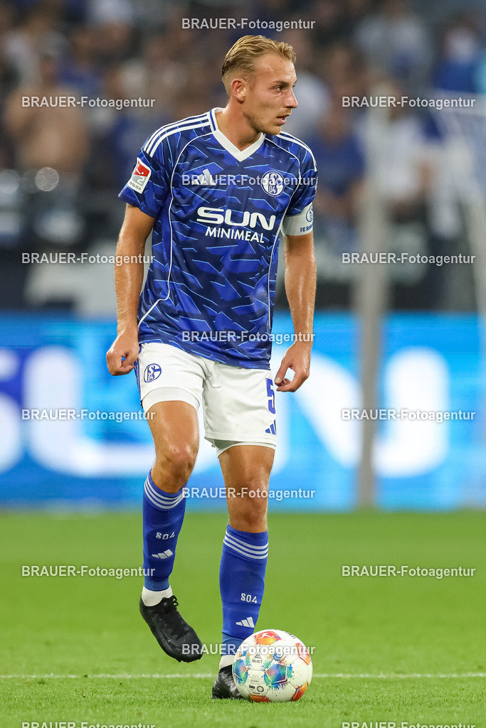 1_S04BER_20250801_2009.JPG -  - FC Schalke 04 - Hertha BSC Berlin - 2. Bundesliga | Gelsenkirchen, Deutschland, 01.08.25: Timo Becker (FC Schalke 04) in Aktion, am Ball, Einzelaktion waehrend des Spiels der 2. Bundesliga zwischen FC Schalke 04 - Hertha BSC Berlin in der Veltins-Arena am 01. August 2025 in Gelsenkirchen, Deutschland. (Foto von Stefan Brauer/Brauer-Fotoagentur)DFB/DFL REGULATIONS PROHIBIT ANY USE OF PHOTOGRAPHS AS IMAGE SEQUENCES AND/OR QUASI-VIDEO.