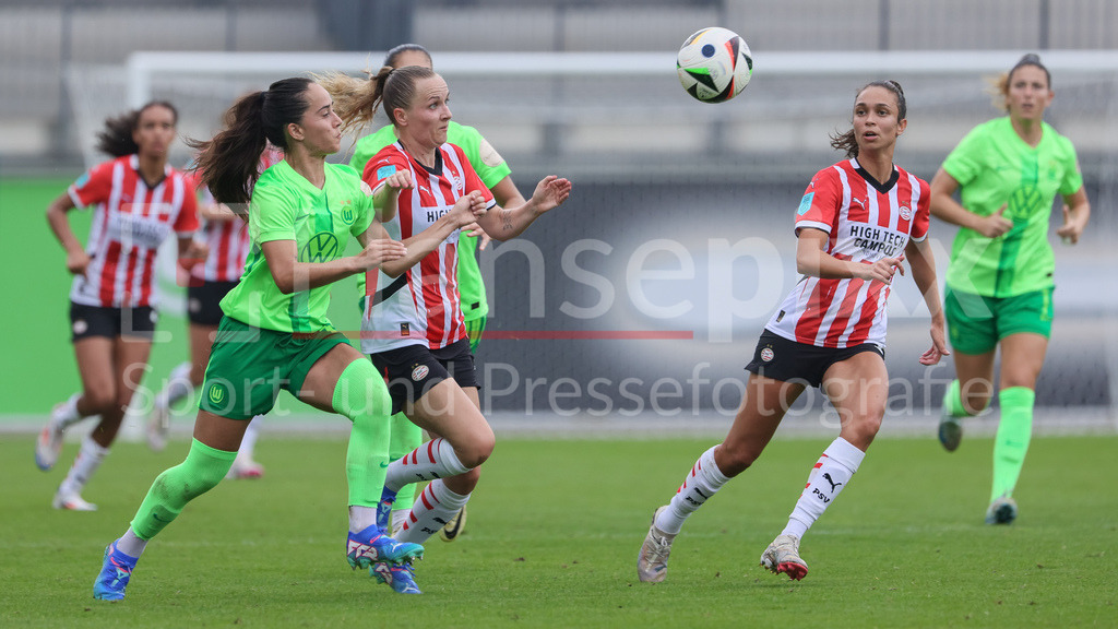 Fussball, Testspiel Frauen, VfL Wolfsburg - PSV Eindhoven | v.li.: Nuria Rabano (VfL Wolfsburg, 14), Sara Thrige (PSV Eindhoven, 2) und Shanique Dessing (PSV Eindhoven, 18) im Zweikampf, Duell, Dynamik, Aktion, Action, Spielszene