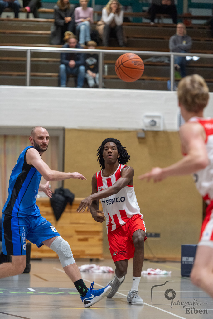 TSG Westerstede-Fortuna Logabirum | Basketball 2. Regionalliga; TSG Westerstede 2 (weiß)- Fortuna Logabirum (blau) am 12.12.2025 in Westerstede (Hössensportzentrum), Photo: Philip Eiben 2025 - Realisiert mit Pictrs.com
