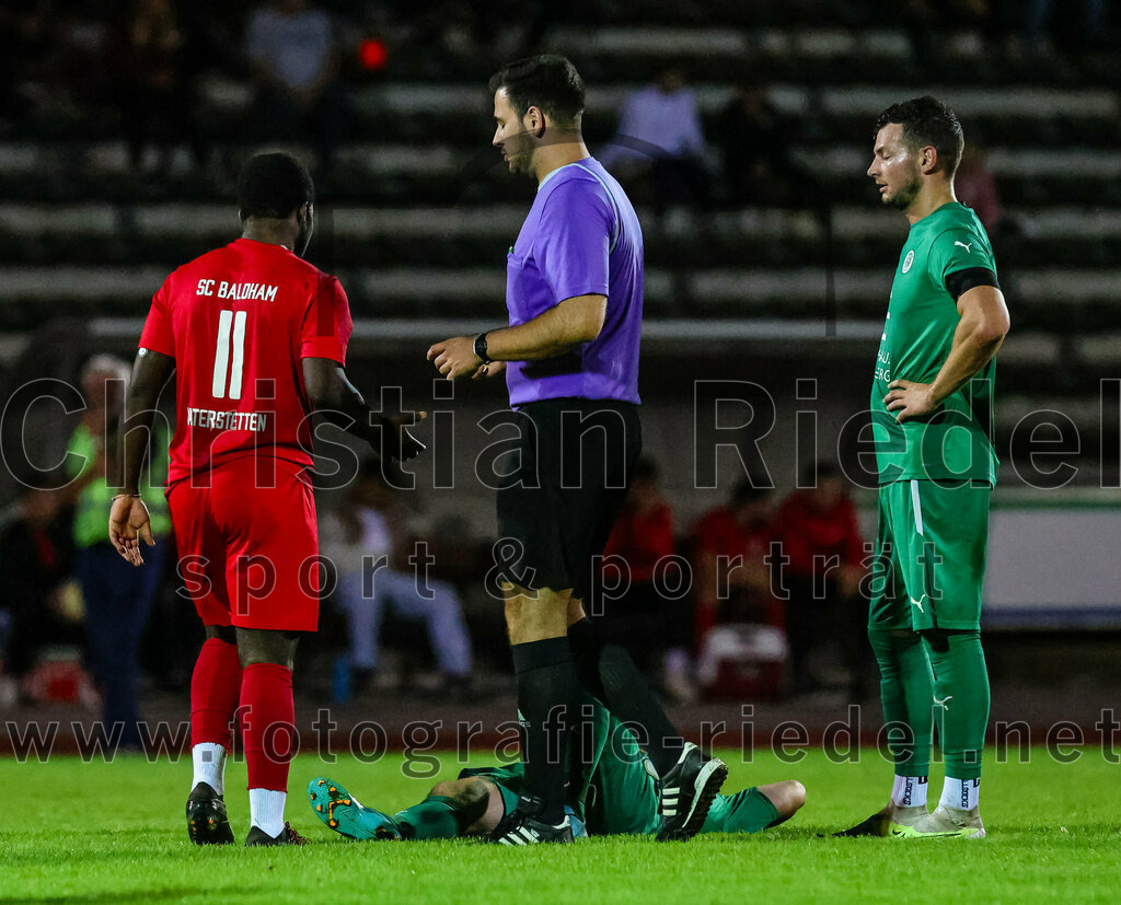 2023-09-01_035_SC_Baldham-Vaterstetten_gegen_TSV_1877_Ebersberg | Vaterstetten, Deutschland, 01.09.2023:
Fußball, Kreisliga 2023 / 2024, 3. Spieltag, SC Baldham-Vaterstetten gegen TSV 1877 Ebersberg, Ergebnis: 1:2

Aime Kalenga-Mutombo (SC Baldham-Vaterstetten, #11), Yannik Sabatier (TSV 1877 Ebersberg, #19), Schiedsrichter Vincent Hauff, Maximilian Volk (TSV 1877 Ebersberg, #10)

Foto: Christian Riedel / fotografie-riedel.net