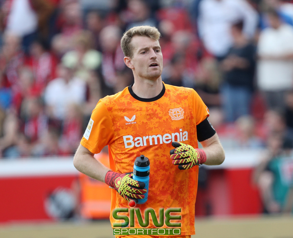 1.Fussball-Bundesliga  :    Bayer 04 Leverkusen--VfL Wolfsburg   4.Spltg. | 22.09.2024; Fussball; GER;  Saison 2024/2025 ; 1.Bundesliga;  4.Spieltag. :  Bayer 04 Leverkusen-- VfL Wolfsburg  :    Lukáš Hrádecký (1/B04)auf dem Weg ins Tor, zu Beginn der zweiten Halbzeit.DFL REGULATIONS PROHIBIT ANY USE OF PHOTOGRAPHS AS IMAGE SEQENCES AND/OR QUASI-VIDEO. - Realisiert mit Pictrs.com