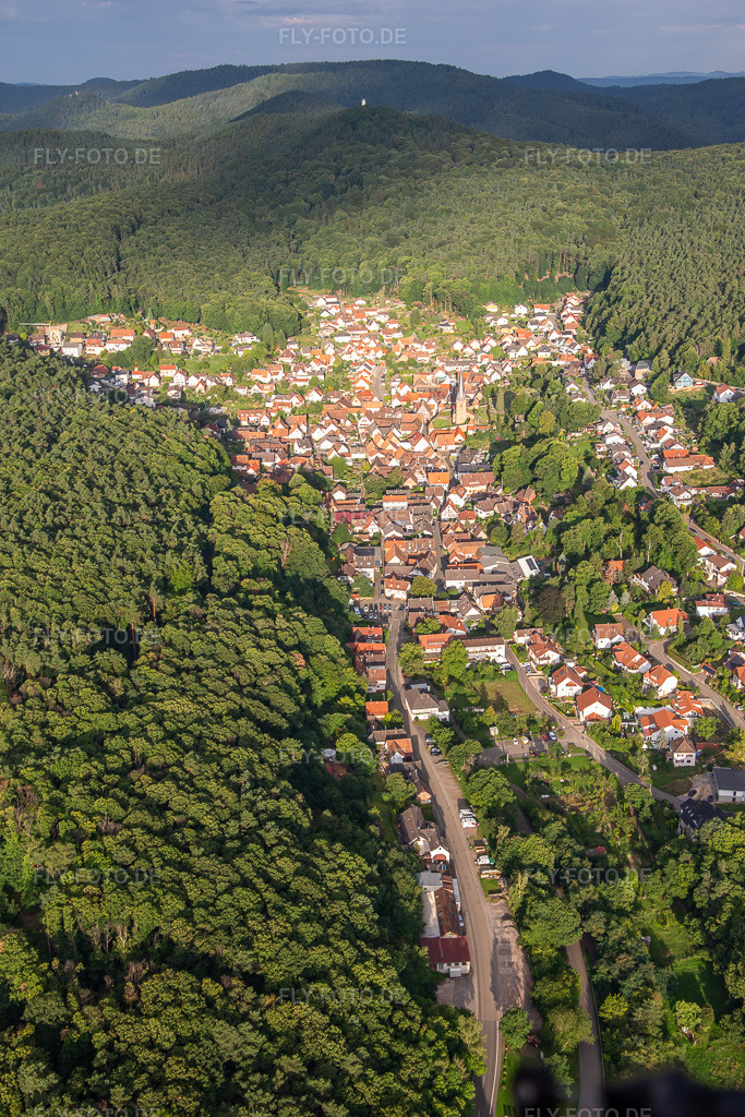 Luftbild: Ortsansicht von Osten in Dörrenbach im Bundesland Rheinland-Pfalz in Deutschland. Foto: IMG_137700.jpg vom 12.08.2023 durch Werner Riehm/FLY-FOTO.de