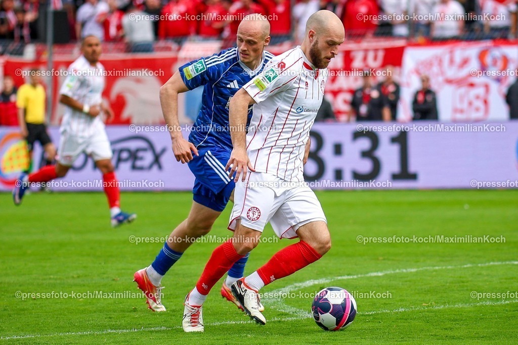 xsefx12042601016 | 12.04.2026, xsefx, Fußball, Regionalliga West, SC Fortuna Köln - FC Schalke 04 II (U23), 29. Spieltag, Südstadion Köln, Saison 2025 2026: Mitten im Angriff: Adrian Stanilewicz  DFB regulations prohibit any use of photographs as image sequences and or quasi-video. Photo: xSabinexEffgenxPressefotoKochx