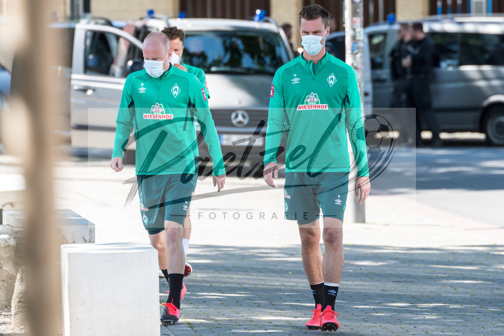 TRASVW20200521_0078 | Fussball, Herren: Davy Klaassen (Werder Bremen) und Sebastian Langkamp (Werder Bremen) schauen auf dem Weg zum Trainingsplatz am 21.05.2020 in Bremen, Deutschland. - Realisiert mit Pictrs.com
