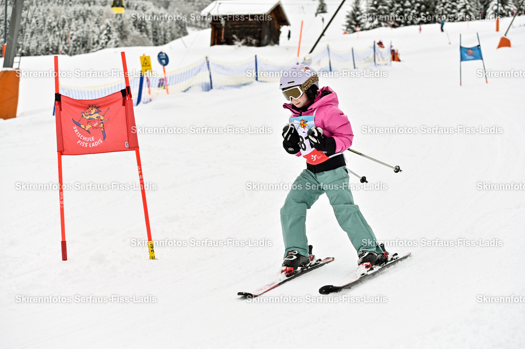 SRF_20.02.2026_0772 | Skirennfotos,Serfaus,Fiss,Ladis,Kinderskirennen,Winter,Tirol,Oberland,skirace,SFL,feelfree,weil wir's genießen,ski,Ski,skifahren,Sonnenplateau, - Realisiert mit Pictrs.com