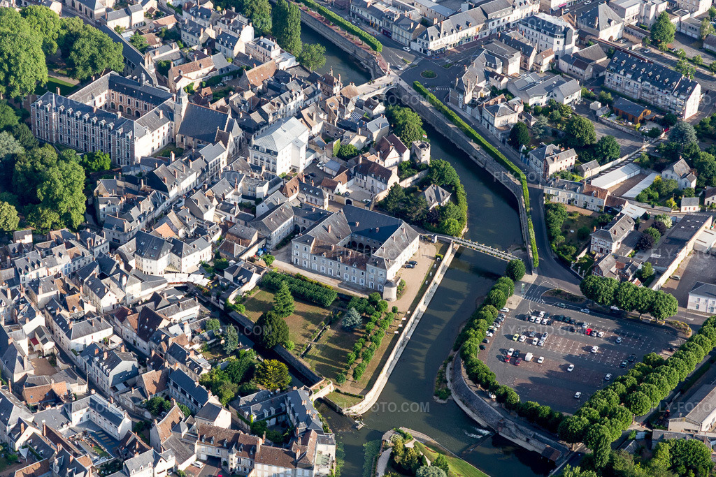 Aerial view: View of the town in Vendôme in the state Loir et Cher, France.Photo: IMG_101094.jpg taken on 06/24/2017 by Werner Riehm/FLY-FOTO.comResolution of the original: 5472 x 3648 px