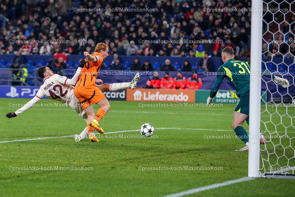 UCL10122401082 | 10.12.2024, Fußball, UEFA Champions League, Schachtar Donezk - FC Bayern München, Arena AufSchalke Gelsenkirchen, 8. Spieltag Saison 2024 2025: Jamal Musiala (Bayern #42) im Strafraum gegen Yukhym Konoplya (Schachtar Donezk #26)DFB regulations prohibit any use of photographs as image sequences and or quasi-video.