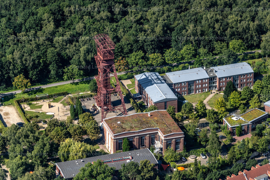 4050337 | ESSEN 25.08.2021 Förderanlagen und Bergbau- Schacht- Anlagen am Förderturm der Grube und Zeche der Zeche Zollverein - Schacht 3 - 10 im Ortsteil Katernberg in Essen im Ruhrgebiet im Bundesland Nordrhein-Westfalen, Deutschland. Weiterführende Informationen bei: RAG Montan Immobilien GmbH,  UNESCO-Welterbe Zollverein. // Conveyors and mining pits at the headframe of Zeche Zollverein - Schacht 3 - 10 in the district Katernberg in Essen at Ruhrgebiet in the state North Rhine-Westphalia, Germany. Further information at: RAG Montan Immobilien GmbH,  UNESCO-Welterbe Zollverein. Foto: Gerhard Launer