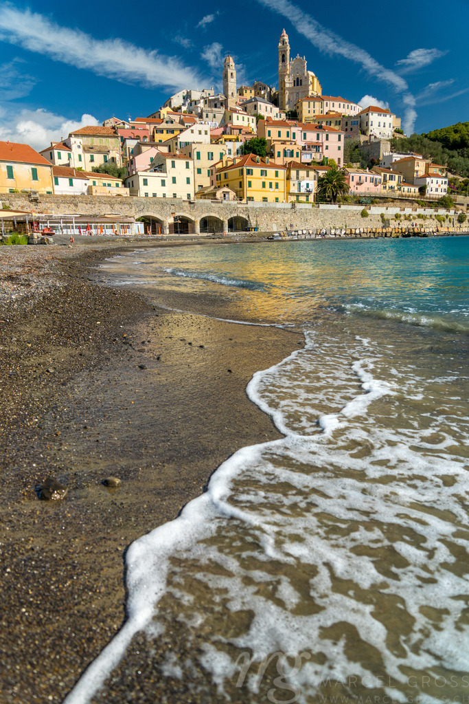 Strand von Cervo, Riviera di Ponente, Liguria, Italy | the beach in front of picturesque city of Cervo on the Riviera di Ponente, Liguria - Realisiert mit Pictrs.com