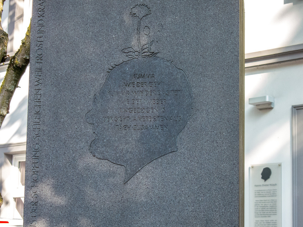 01HannsDieterHuesch-Denkmal_VS_04 | Bildergalerie von Sport-Ereignissen aber auch von weiteren spannenden Dingen - nicht nur vom Niederrhein. In Anlehnung an den bekannten Spruch von Hanns Dieter Hüsch heißt das Motto: "Niederrhein ist überall".  - Realisiert mit Pictrs.com