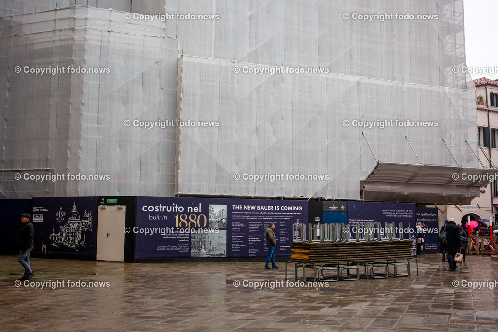 Venedig_ Signa_ Projekt_ 10.02.2024-5 | 10.02.2024, Italien, ITA, Venedig, im Bild Bau Projekt, Signa, Rene Benko, Baustelle, Bauprojekt, Innenstadt, City, Hans-Peter Haselsteiner, Investor, Immobilien, Mietpreis, Krise, Bauunternehmer, Konzern, Absperrung, Tafel, Schild, Zaun