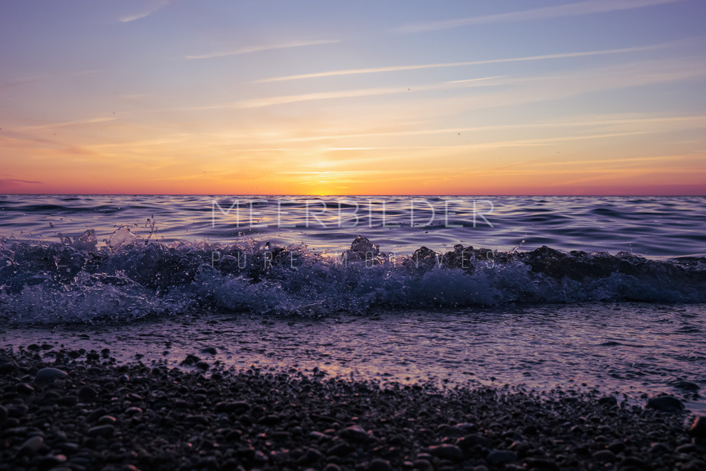 Fotoserie: Sunset & Splash // Sonnenuntergang am Meer | Die Farben des Sonnenuntergangs erwecken die Sinne und schaffen eine Atmosphäre der Ruhe und Besinnung. In meiner neuen Serie "Sunset & Splash" lade ich Sie ein, gemeinsam mit mir den Zauber dieser besonderen Momente am Meer zu entdecken. Erleben Sie, wie das Licht sanft über die Wellen tanzt und jeder Augenblick zum Träumen anregt.